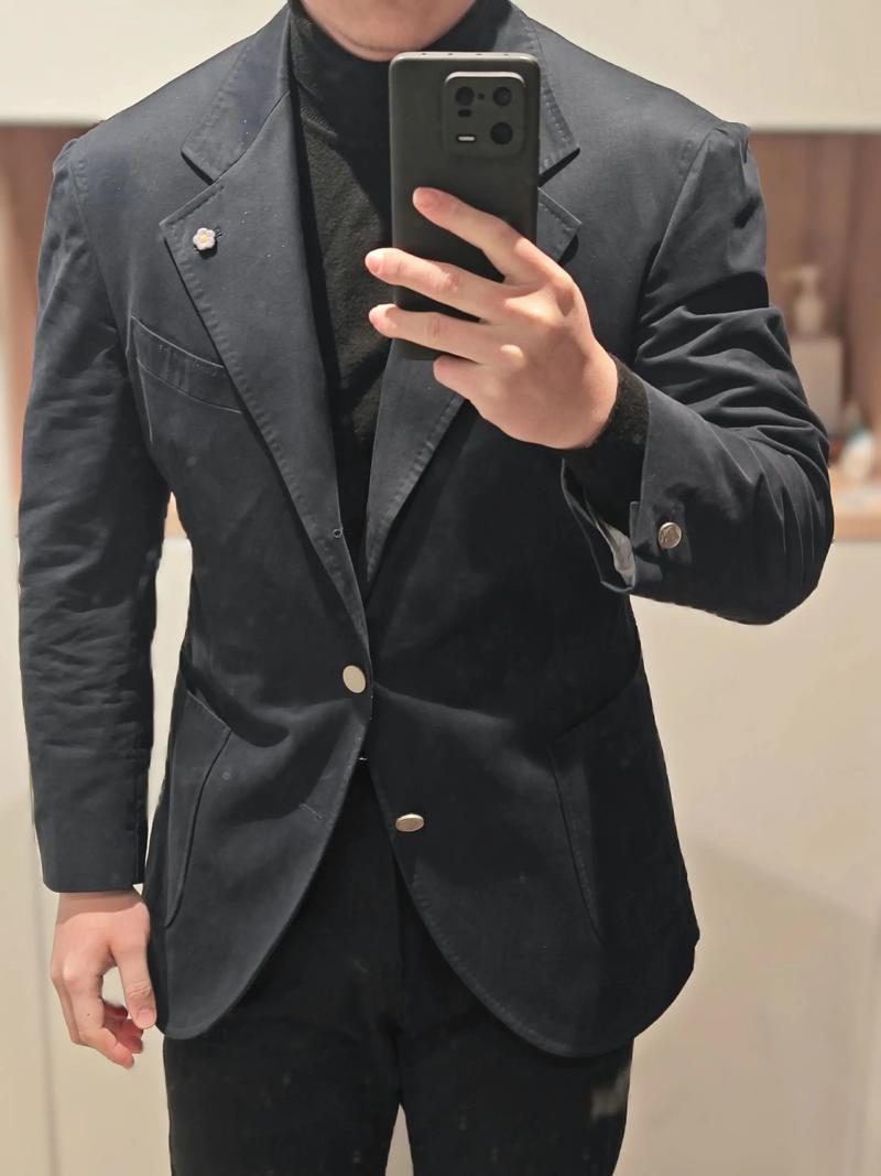 藏青色西服配黑色西裤_百搭专业，时尚利器