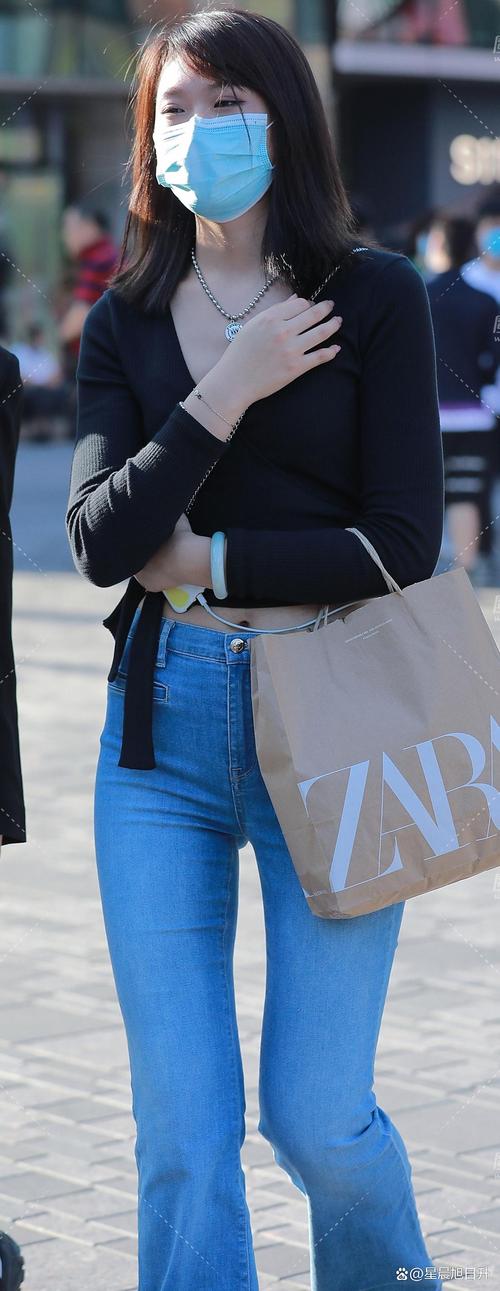 浅蓝色衣服可以配黑色裤子吗_浅蓝上衣配黑裤，清爽又时尚！