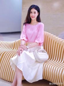 白色裙子配粉色上衣91_粉T配白裙，夏日百搭显甜美