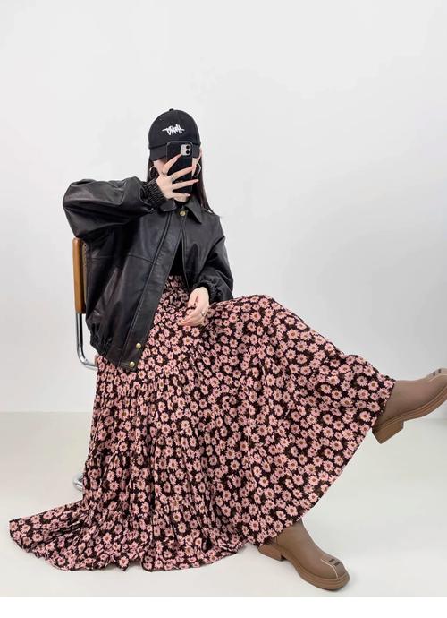 咖色碎花半裙配什么上衣_米白上衣配咖色裙,通勤时尚显高 咖色碎花半裙配什么上衣_米白上衣配咖色裙,通勤时尚显高