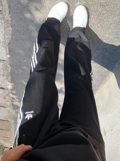 黑运动裤配什么颜色鞋_黑运动裤配鞋指南，时尚百搭！