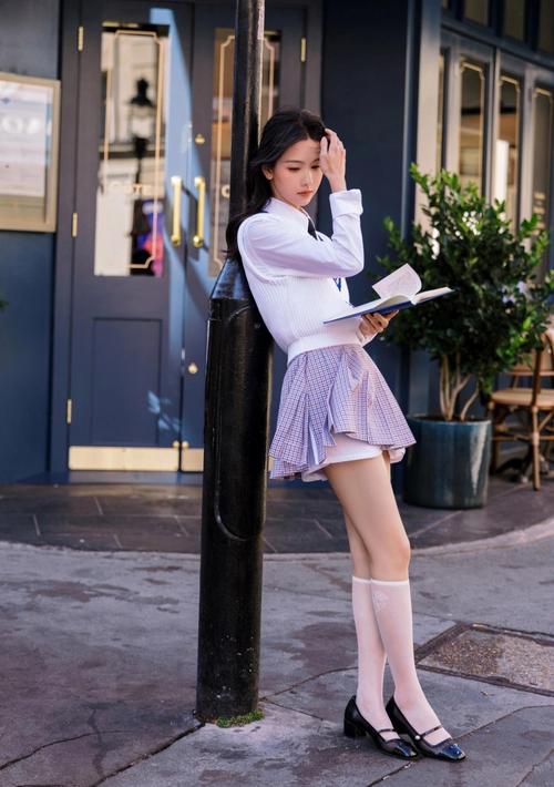 中长裙子怎么搭配袜子_中长裙配丝袜显气质,选对显高显瘦 中长裙子怎么搭配袜子_中长裙配丝袜显气质,选对显高显瘦