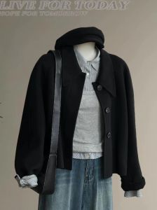 女士黑色上衣配什么色裤子好看_白裤清爽，蓝裤休闲，灰裤高级，彩裤吸睛！