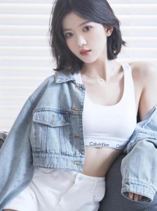 运动外套搭配露脐背心_运动装显活力！看明星如何穿出好身材