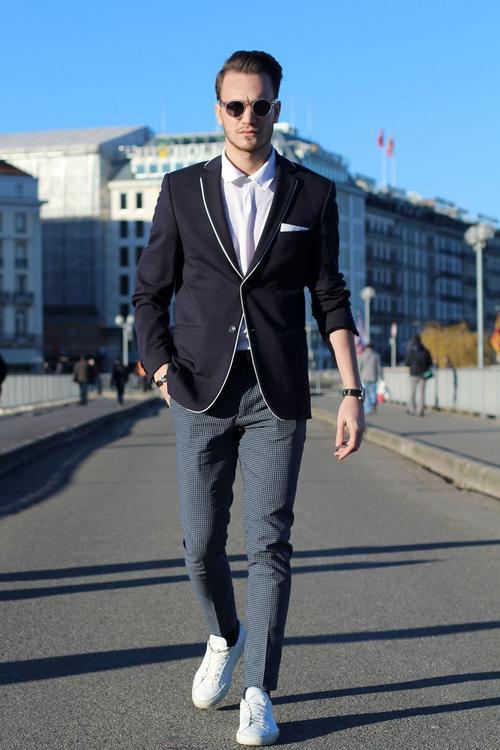 西装裤搭配运动鞋_西裤搭运动鞋时尚,长款藏肉短款轻,宽松包容,撞色显亮点 西装裤搭配运动鞋_西裤搭运动鞋时尚,长款藏肉短款轻,宽松包容,撞色显亮点