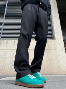 西裤配运动鞋丑不丑_西裤配运动鞋，休闲时尚新潮流！