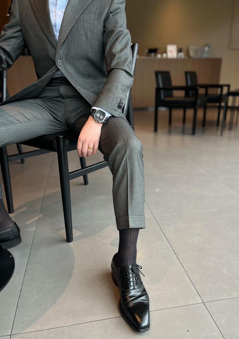 黑西服配什么黑袜子还是白袜子_正式选黑蓝,休闲白灰彩 黑西服配什么黑袜子还是白袜子_正式选黑蓝,休闲白灰彩