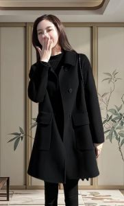 女黑色大衣搭配什么颜色包_黑色大衣搭配秘籍