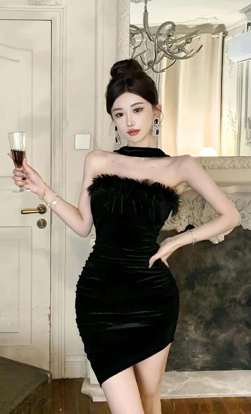 女性黑色蕾丝抹胸开叉短裙穿搭_黑色蕾丝开叉短裙,性感迷人显气质 女性黑色蕾丝抹胸开叉短裙穿搭_黑色蕾丝开叉短裙,性感迷人显气质