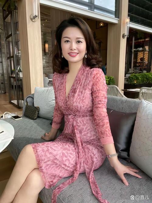 50岁女人穿哪种粉色好看_粉色显优雅，莫兰迪色系秋季穿搭推荐