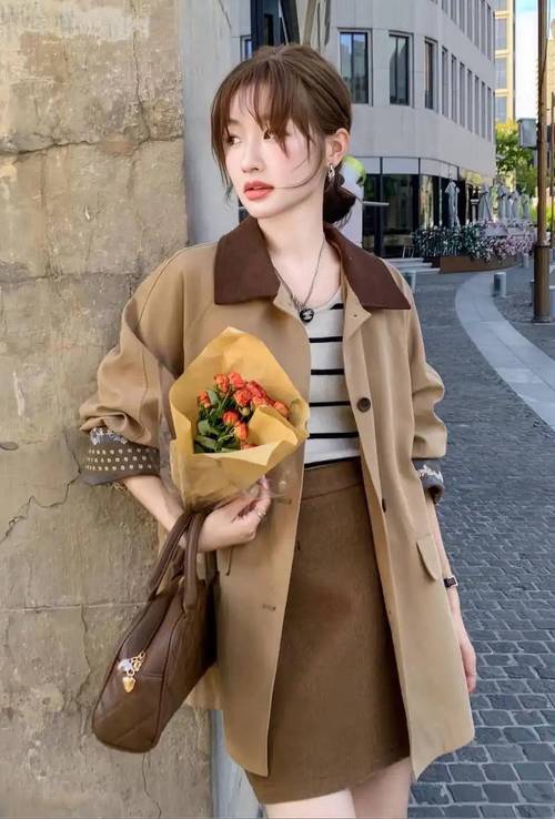 咖色半身裙配什么上衣好看_咖啡裙百搭，白杏显温柔，焦糖姜黄显个性，轻松穿出好风格！