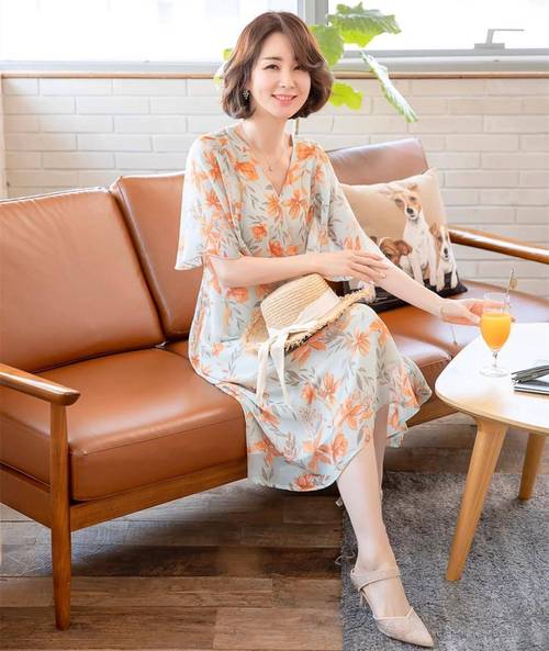 五十岁女人夏天最佳穿搭_阔腿裤配过膝裙，优雅自信穿出韵味