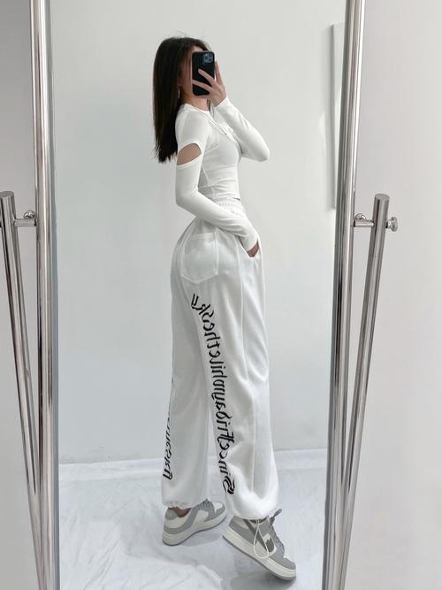 女士白色束脚运动裤搭配_白T配运动裤经典，加印花个性，搭外套毛衣保暖时尚