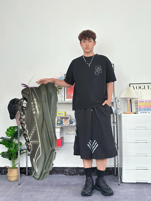 一身黑配什么颜色的鞋_鞋子颜色巧搭配,显高又时尚! 一身黑配什么颜色的鞋_鞋子颜色巧搭配,显高又时尚!