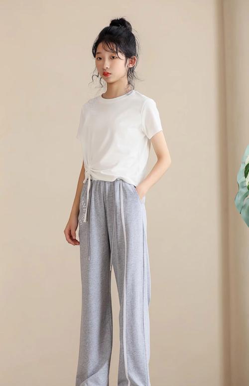 运动裤适合多大年龄穿_舒适百搭运动裤，一裤多穿显时尚