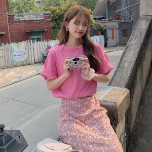 肉粉色半身裙搭配什么衣服_肉粉半裙搭T恤显高，配高跟鞋气质佳