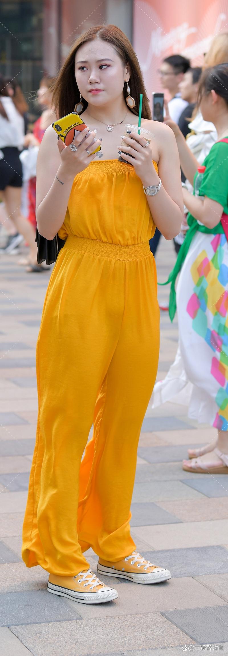 黄色运动鞋搭配什么上衣_黄色运动鞋配黑裤,活力十足! 黄色运动鞋搭配什么上衣_黄色运动鞋配黑裤,活力十足!