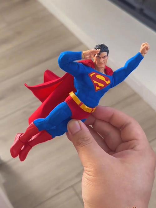 超人的经典动作是什么_正义勇气与守护的象征