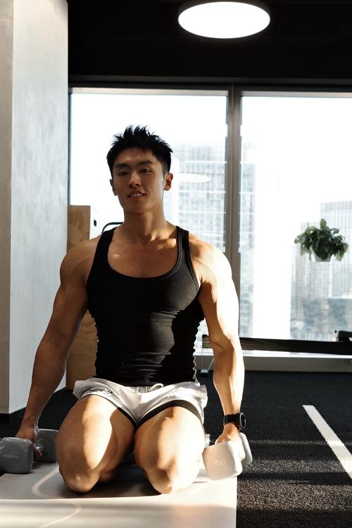 男的适合练瑜伽吗_男性练瑜伽好处多，提升柔韧力量，缓解压力！