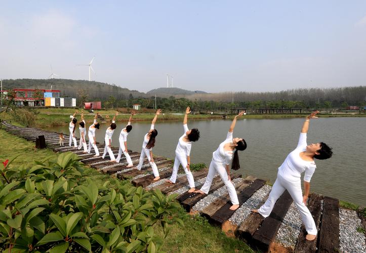 景区里练瑜伽动作舒展引人围观_山林瑜伽,身心放松好去处 景区里练瑜伽动作舒展引人围观_山林瑜伽,身心放松好去处
