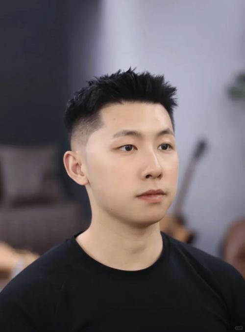 中间长两边剃短发型_两侧剃短中间长，时尚又显脸小