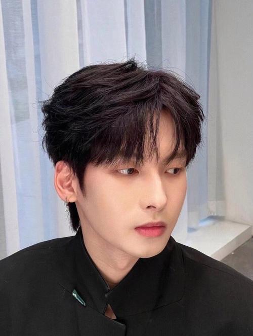 男小脸适合什么发型_短发中长发各有特色