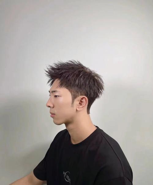 前角有两鬓的发型是哪个_探索男士2025流行发型