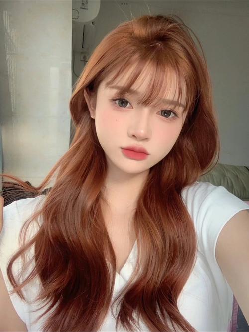 48岁头发女染什么颜色显年轻_板栗色显年轻，黑茶色显气质，摩卡色温柔，染发穿搭年轻美丽