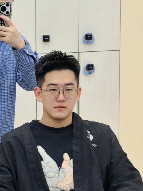 男适合圆脸的发型_圆脸男生修颜发型推荐 男适合圆脸的发型_圆脸男生修颜发型推荐