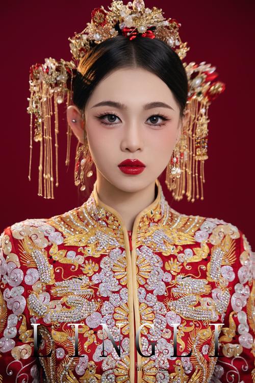 穿秀禾服的发型_圆脸新娘高颅顶发型推荐,显气质优雅! 穿秀禾服的发型_圆脸新娘高颅顶发型推荐,显气质优雅!