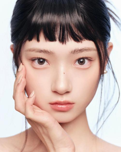 一半刘海一半露额头_半刘海发型，青春成熟，夏季时尚，气质加分！