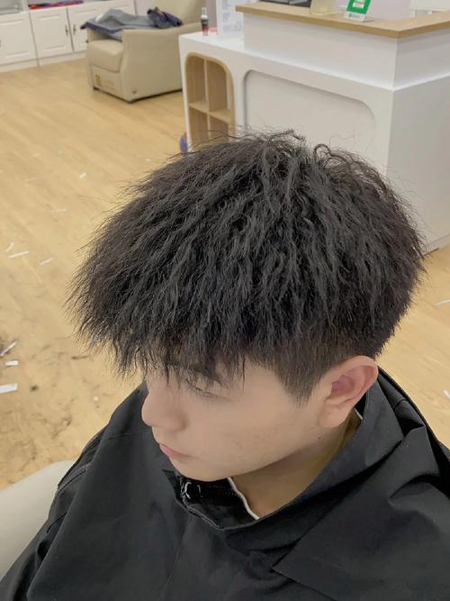 锡纸烫损害头发吗_锡纸烫伤发易脱发，健康发型师半年烫一次