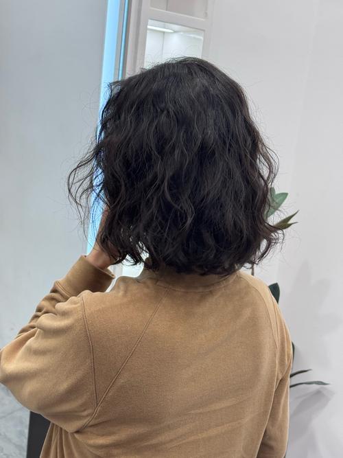 烫完头可以剪其他发型吗_烫后剪短要注意，减少拉扯用锋剪