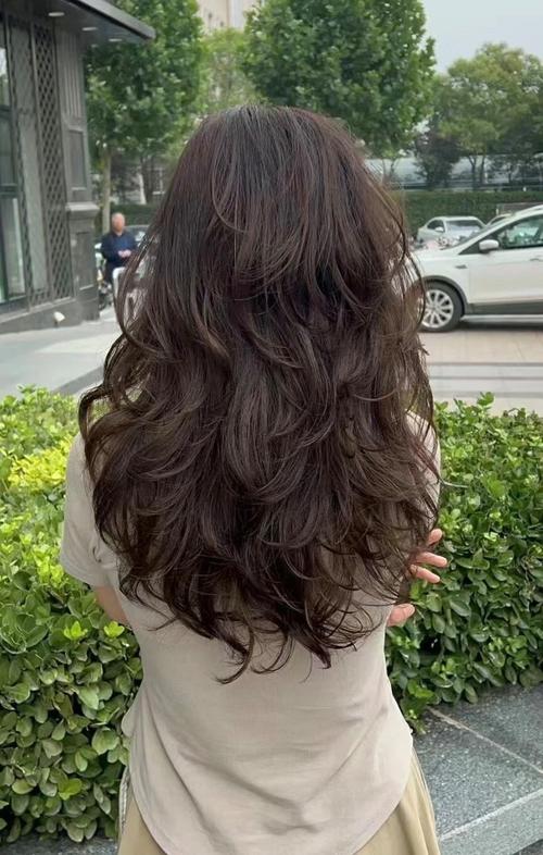 随意自然微卷发型_自然微卷发型，随性甜美显活力！