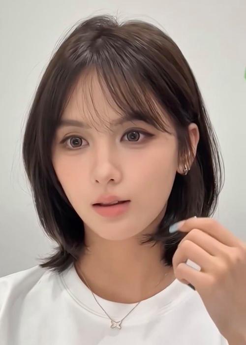 外短里长层次短发法式刘海造型_层次短发配法式刘海，显气质又好看