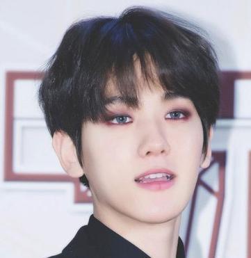 男额头窄头小留什么样发型_显脸小显帅气