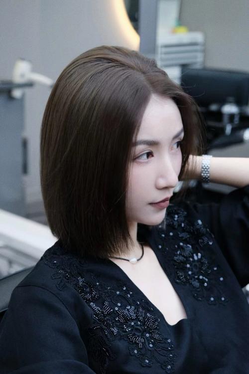 -中分齐肩短发_优雅干练,气质百变 -中分齐肩短发_优雅干练,气质百变