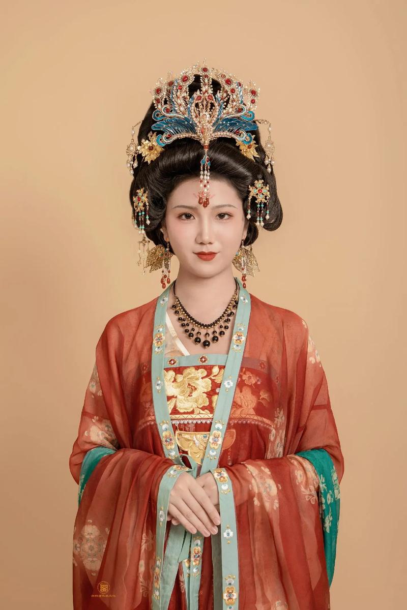 唐朝风半披肩发汉服发型_隋唐女子高髻花式多，富丽优雅影响今