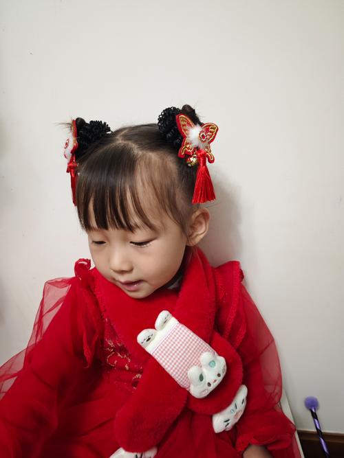 过年头发怎么扎好看小女孩古风_古风发型巧搭配，精致发饰显气质