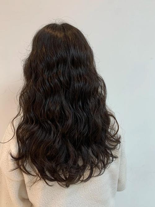 轻烫发型，浪漫显发量，男女皆宜，潮流之选！