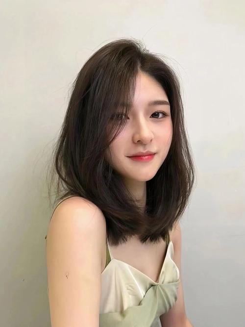 女型发型2015_盘发马尾短发，展现多样美