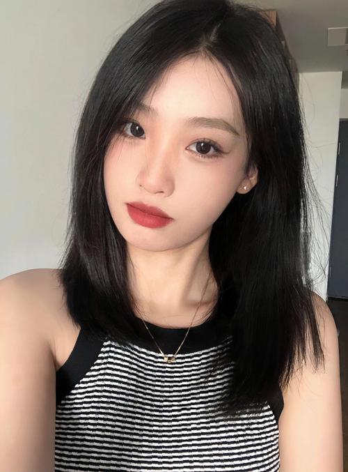 小圆脸适合什么发型女_圆脸女生显脸小发型推荐