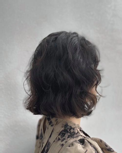 烫完没拉直剪短后能烫新发型吗_烫后剪短还能再烫吗？看发质！