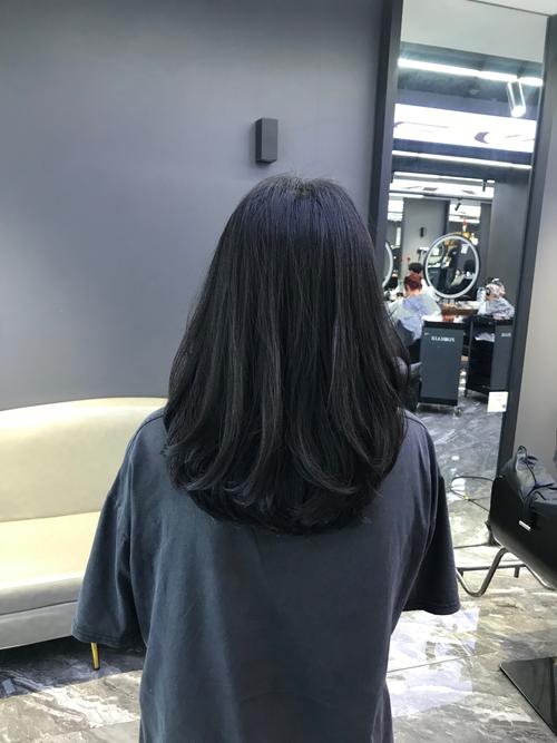 就发尾是卷的长发发型_春夏新潮自然风发型