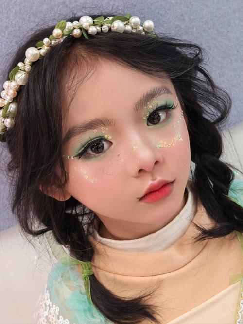 小女孩表演化妆教程_色彩活泼显童真,安全靓丽展自信 小女孩表演化妆教程_色彩活泼显童真,安全靓丽展自信