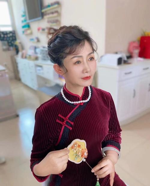 50岁女人简单化妆_底妆眉唇三步，气质立现！