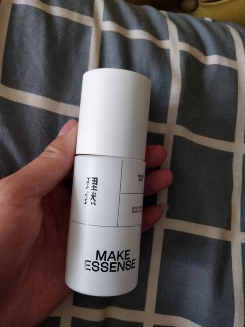 一擦就白的化妆品_物理美白瞬间提亮不伤肤，敏感肌友好但需技巧