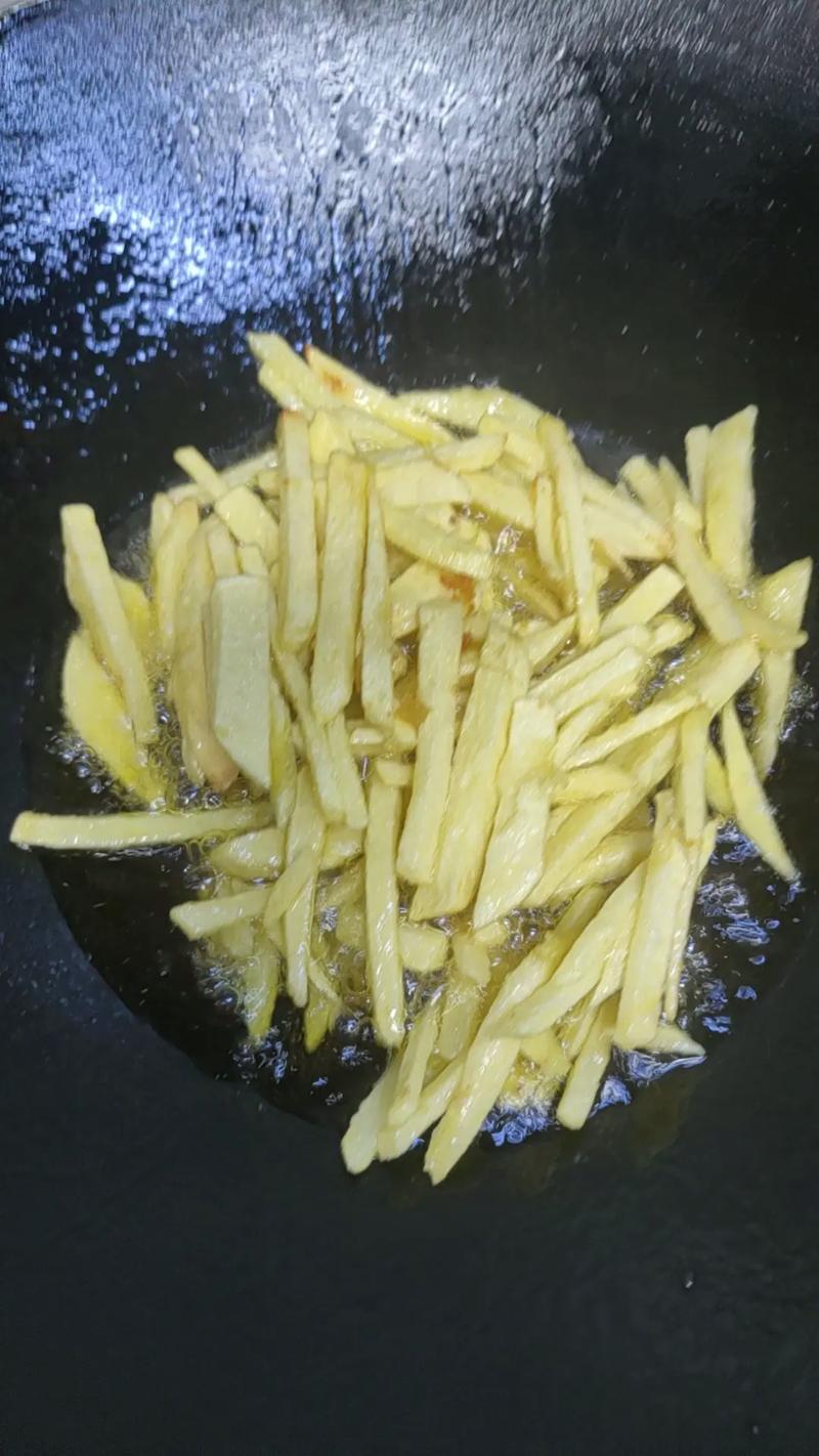 炸薯条最简单三个步骤_选材油炸调味全攻略 炸薯条最简单三个步骤_选材油炸调味全攻略