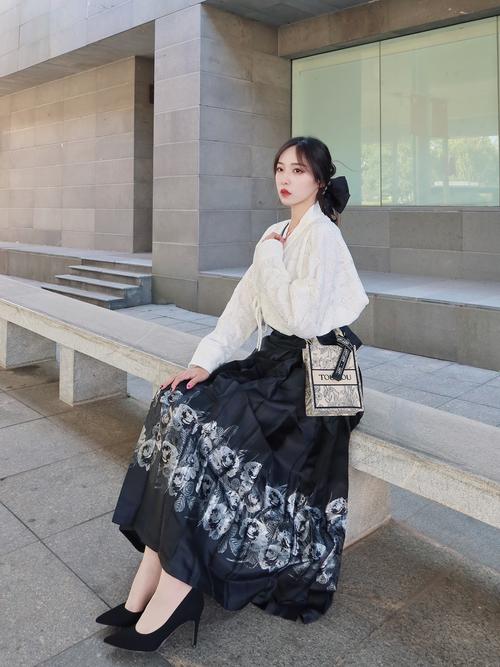 马面裙鞋子搭配_马面裙配鞋有讲究,颜色协调显品味 马面裙鞋子搭配_马面裙配鞋有讲究,颜色协调显品味