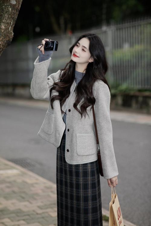 圆脸小个子女生显身材穿搭_小个子圆脸穿搭技巧，穿出高级显气质！